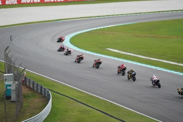 MotoGP印尼曼达利卡站高温鏖战马丁伤愈复出与赛季争冠走势全面分析